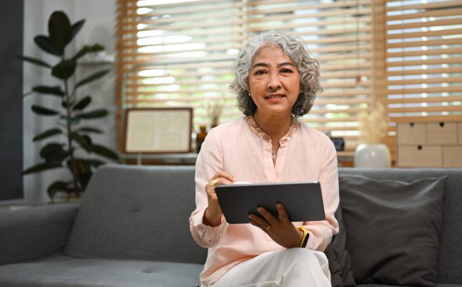 Lady holding tablet illustrates blog "Do Medicare Advantage Plans Include Prescription Drug Coverage?"