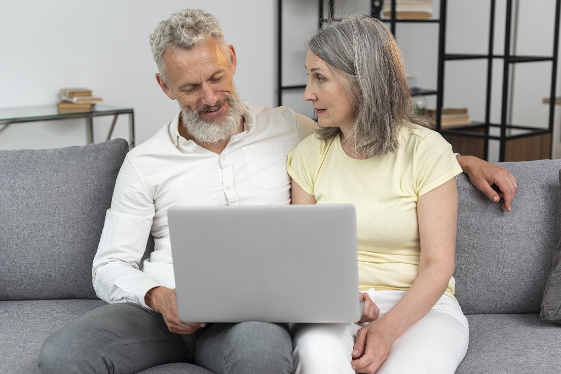 Senior couple using laptop illustrates blog "Medicare Advantage Plans: How to Choose the Best Option for Your Healthcare Needs"