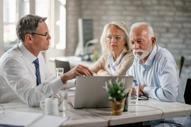 senior couple reviewing Medicare star ratings with insurance advisor